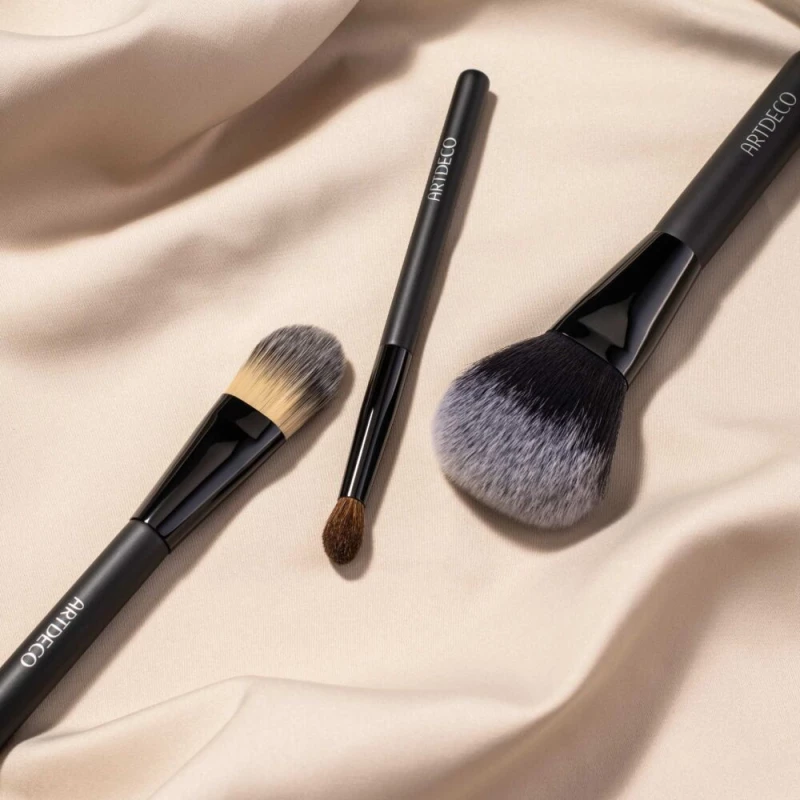 Versatile eyeshadow brush